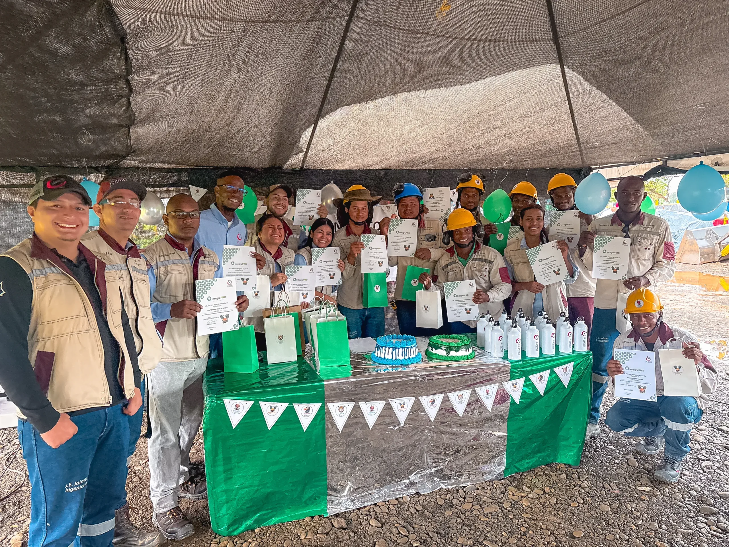 Colaboradores de Bajirá recibiendo su reconocimiento en la Jornada de Ascensos IntegroPRO