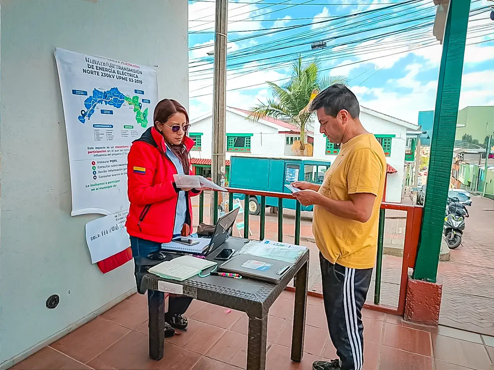 Punto de Información Móvil de J.E. Jaimes Ingenieros atendiendo a comunidades de Línea Norte